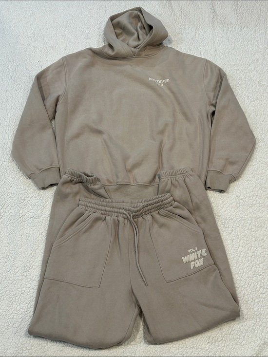 White Fox Boutique Tops - White Fox Offstage Fawn Sweat Set size Small (2 pieces)